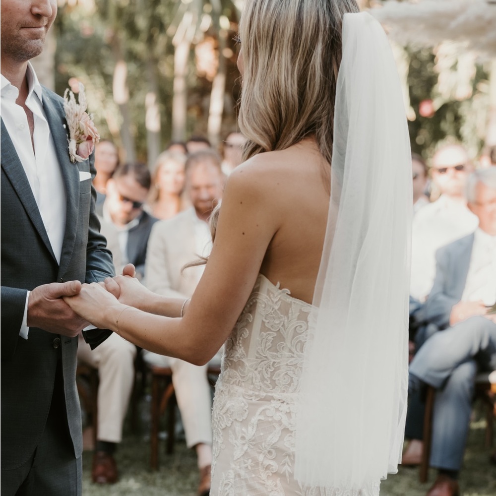 Wedding veil: Soft Wedding Veil
• Length: Waist 30"
• Color: Light Ivory